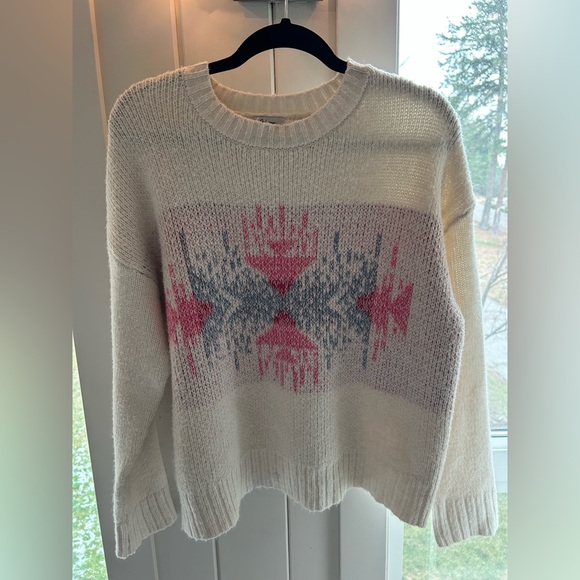 Beautiful Design Knit Sweater - Picture 2 of 4